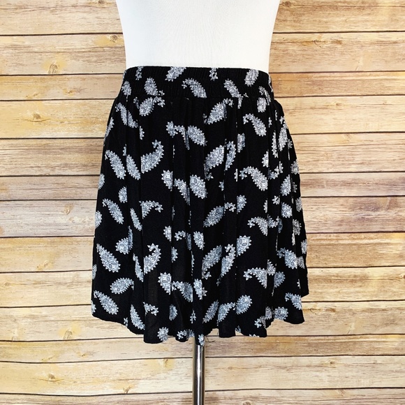 Brandy Melville Dresses & Skirts - Brandy Melville Black White Paisley Mini Skirt